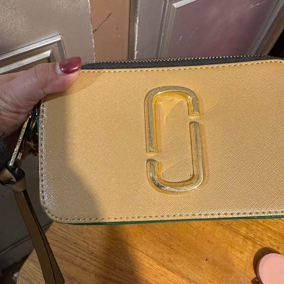 Marc Jacobs Stylish Cream and Black Crossbody Bag - Picture 2 of 14